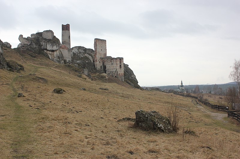 File:Olsztyn ruiny zamku 14.jpg