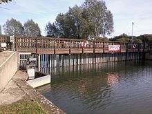 Paddle and Rymer weir on the Thames Paddle and rymer weir.jpg