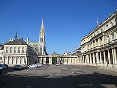 El palacio de Gobierno y detrás la basílica