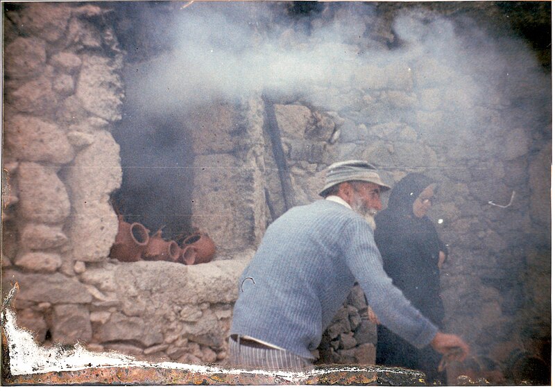 File:Pancho guisando la loza.jpg