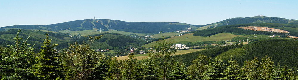 De to højeste bjerge i Erzgebirge, Keilberg i baggrunden, og Fichtelberg til højre - set fra Hoher Stein