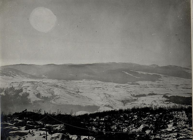 File:Panorama, Hochfläche von Asiago. Standpunkt Monte Longara. (3 Teilbild zu WK1 ALB083 24403a) (BildID 15633494).jpg