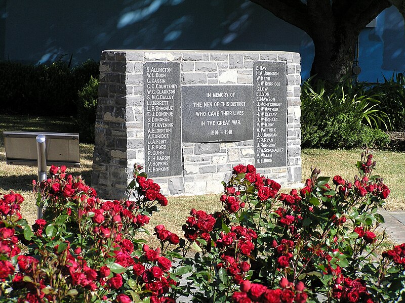 File:Papanui War Memorial.JPG