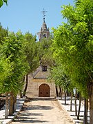 Paseo con iglesia al fondo en Pozuelo del Rey.jpg