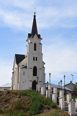Kaple Kalvárie s opravenými sloupky křížové cesty