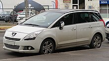 Peugeot 5008 Allure 2013 (37927685544).jpg