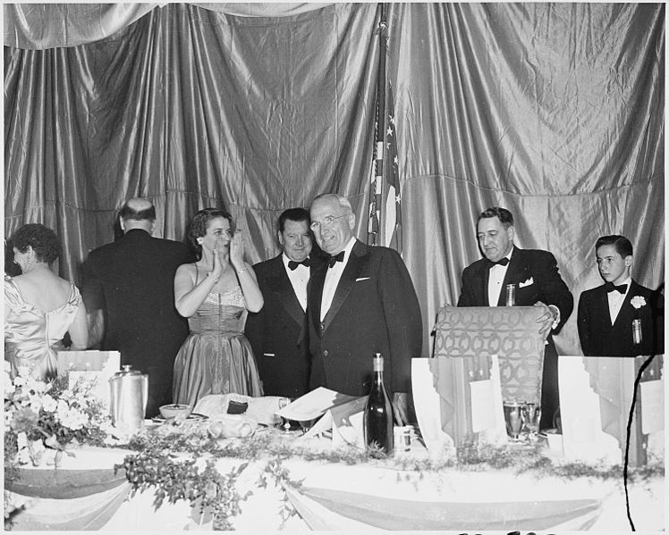 File:Photograph of President Truman receiving applause at the annual Jefferson-Jackson Day dinner at the National Guard... - NARA - 200380.jpg