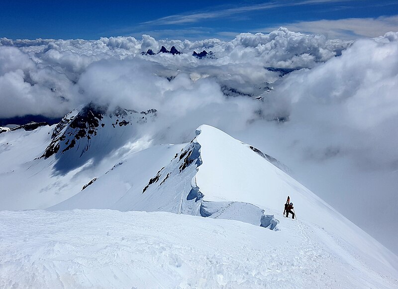 File:Pic de l'Étendard en ski de rando.jpg