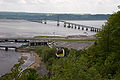 Pont de l'île d'Orléans, construit en 1935, avec en arrière-plan, le fleuve et l'île.