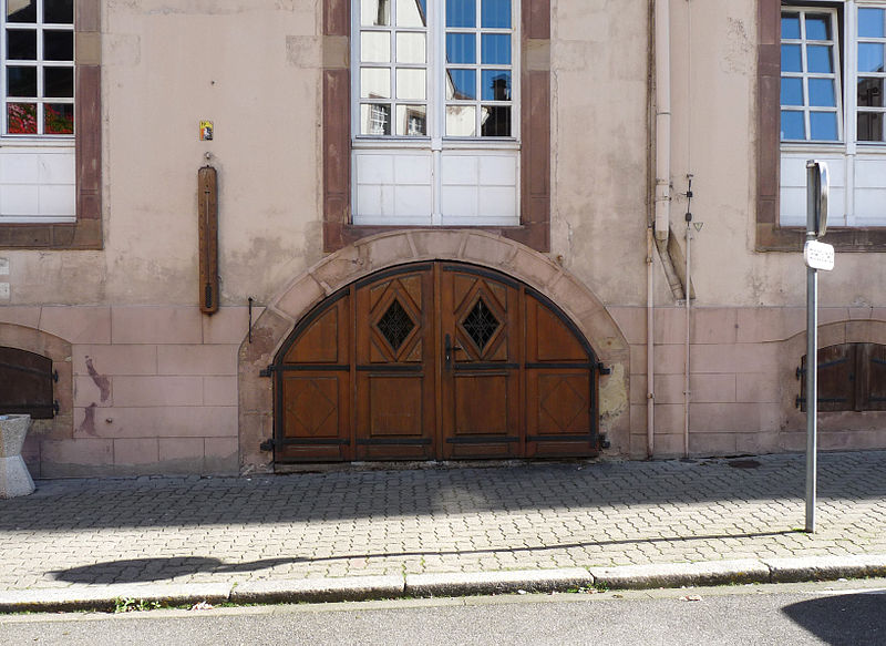 File:Porte des caves de l'Hôpital Civil.jpg