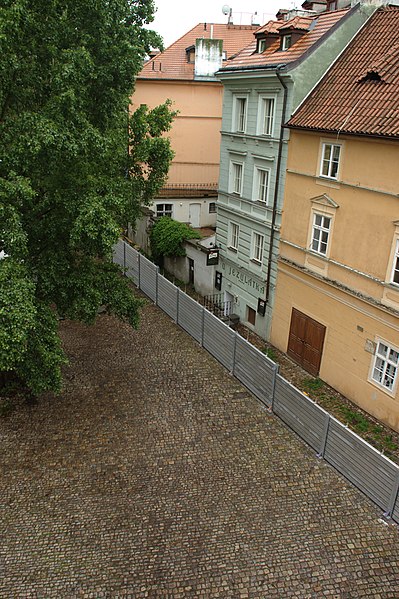 File:Praha, Malá Strana, rozvodněná Vltava, protipovodňové hráze na Kampě.jpg