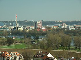 Kraftwerk Holešovice 2010, das Kernheizkraftwerk sollte sich in der Bildmitte am anderen Ufer der Moldau befinden.