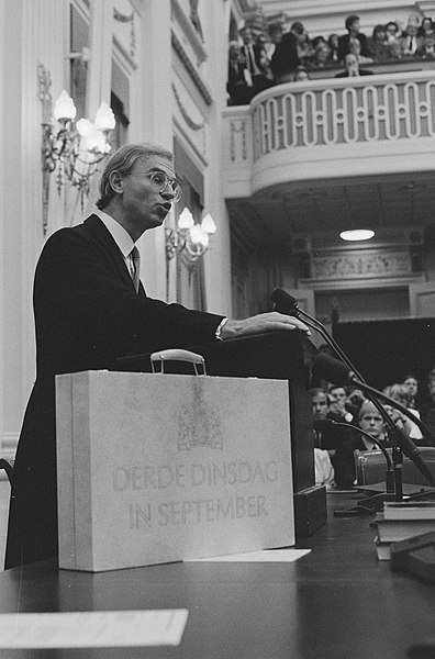 File:Prinsjesdag 1987, aanbieding miljoenennota minister Ruding met het koffertje , Bestanddeelnr 934-0764.jpg