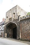 Priory Gatehouse (atau Biara) Gatehouse. Dinding sebelah Priory Gerbang ke selatan, menghadap High Street