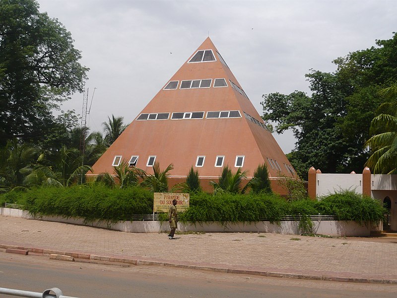 File:Pyramide du souvenir - Bamako.jpg