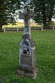 English: Gravestone in Równia. Polski: Nagrobek we wsi Równia.