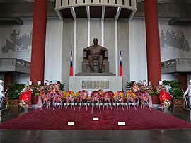 ROC-SYSMH Sun Yat-sen statue 20131112.jpg