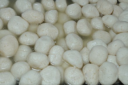 Rôsogolla, sweet dumplings made out of chhena (Indian cottage cheese) and semolina dough.