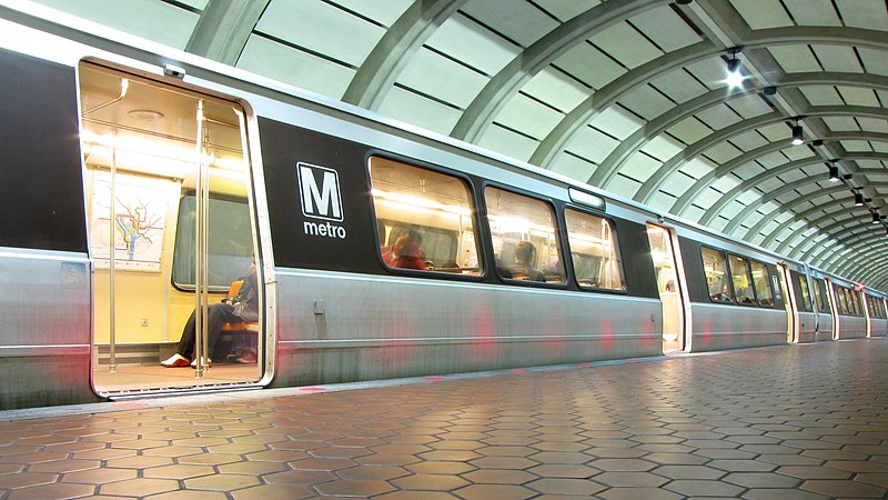 File:Red Line train at Forest Glen station -02- (10071847084).jpg