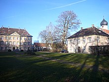 Schloss Stauffenberg, Hauptgebäude (links) und eines der Kavaliershäuser (rechts), dahinter die Kirchturmspitze der Pankratiuskirche