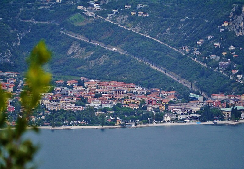 File:Riva del Garda Blick vom Hotel Panorama (Pregasina) auf den Lago di Garda & Nago-Torbole 2.jpg