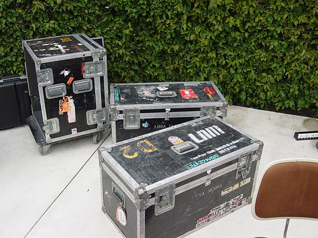 https://upload.wikimedia.org/wikipedia/commons/thumb/a/a3/Road_cases_2.jpg/640px-Road_cases_2.jpg