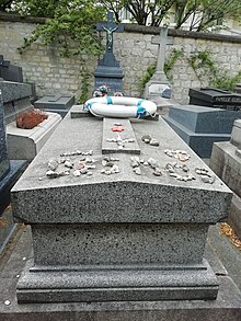 Tombe de Robert Desnos au cimetière du Montparnasse (division 15).