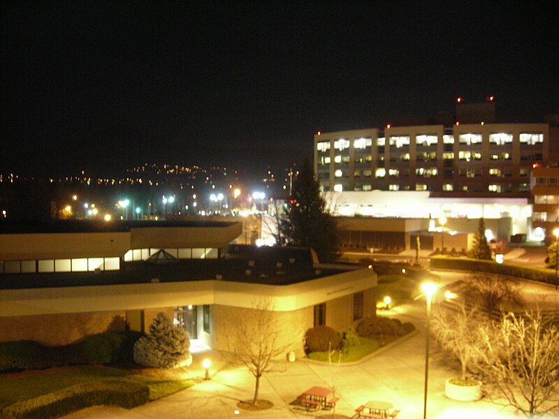 File:Rogue Valley Medical Center.jpg