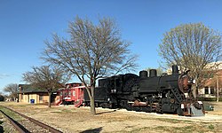 Locomotiva a vapor LS&I próxima ao Allen Heritage Center