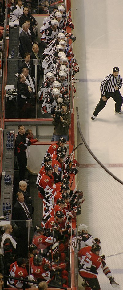 De Sabres' en de Senators' bank volgen de play-offwedstrijd met spanning