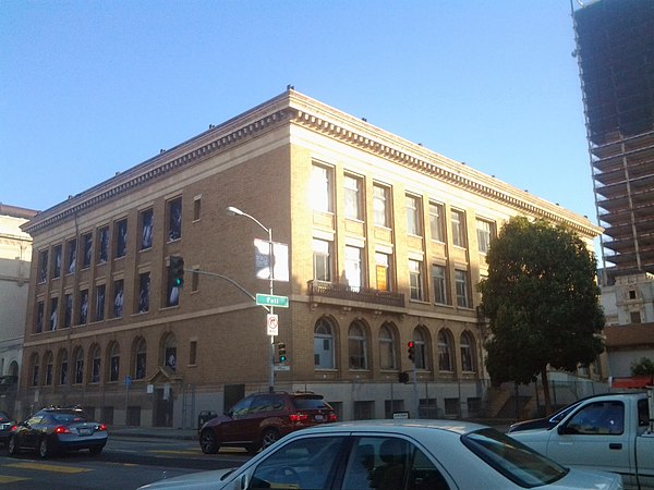 Another San Francisco Unified School District building, from Fell st. & Franklin st. crossing.