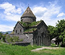 Tambor-torre circular del monasterio de Sanahin (Armenia), que se eleva sobre el crucero cuadrado de la iglesia de la abadía y está provisto de estrechas aberturas para dejar entrar la luz (ca. siglo X-XII).