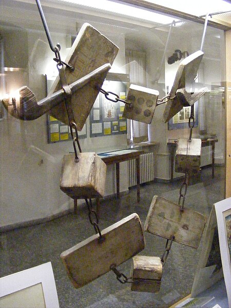 File:Schandkette für Falschspieler - Mittelalterliches Kriminalmuseum Rothenburg ob der Tauber.JPG