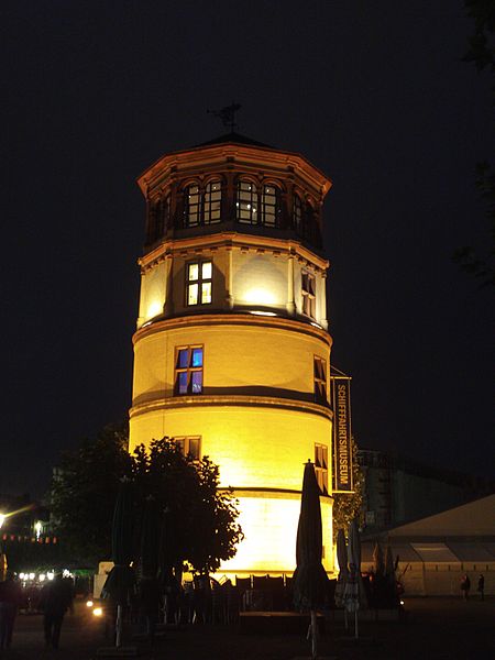 File:Schlossturm, Düsseldorf at night.jpg