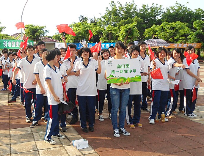 海南海口学生举五星红旗（2012年资料图片，非事主学校）