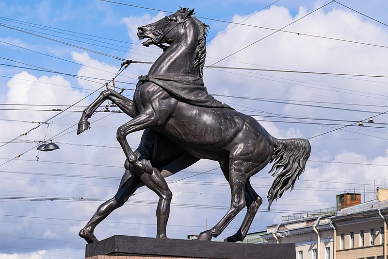 File:Sculptures on Anichkov Bridge 04.jpg
