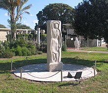 Skulptura stojící ženy