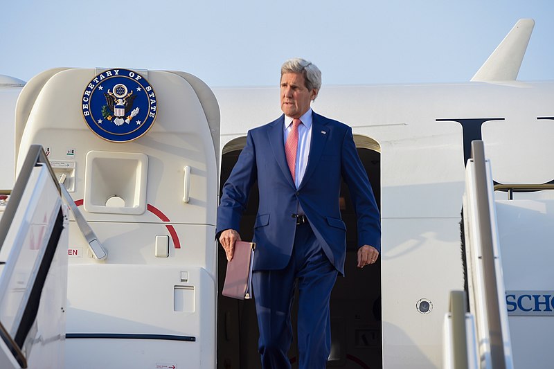 File:Secretary Kerry Deplanes Upon Arrival in Abu Dhabi for Meetings With Emirati Crown Prince Mohammed bin Zayed and Foreign Minister Abdullah bin Zayed (27448501852).jpg