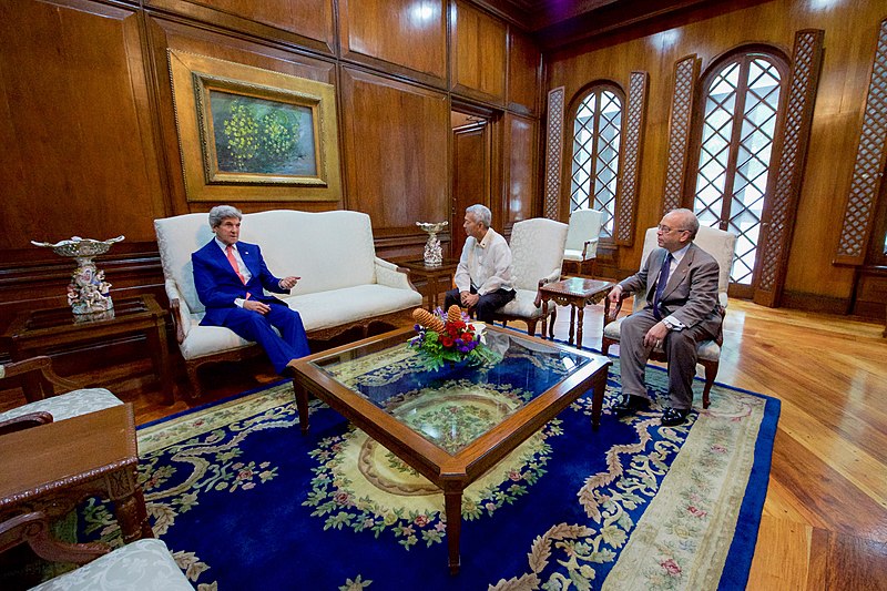 File:Secretary Kerry Sits With Foreign Secretary Yasay and Assistant Secretary Russel in the Malacañang Palace (28503097821).jpg