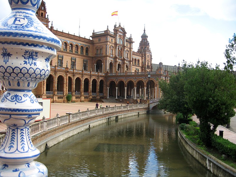 File:SevillaPlazaDeEspanaCanalAgua.jpg