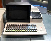 1980年ころの日本市場の2強。（左）シャープ MZ-80K（1978年）、（右）NEC PC-8001（1979年）