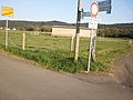 Wegweiser am Lahntalradweg zum mit dem Rad befahrbaren Weg zum früheren Haus von Otto Ubbelohde durch den Park