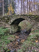 デッキが平らになっている石造りのアーチ橋。