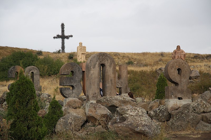 File:Skulpturengruppe mit dem Armenischen Alphabet bei Artashavan, Armenien.jpg
