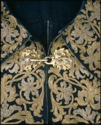 Broderie de fils d'or et d'argent à l'encolure d'un costume masculin du XVIIe siècle, Suède.