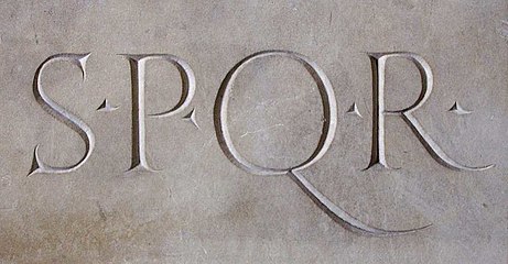 Iscrizione su pietra dell'acronimo della frase latina SENATUS POPULUSQUE ROMANUS ("Il Senato e il popolo di Roma").