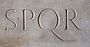 Надпись «Senatus Populusque Romanus» («Сенат и граждане Рима»)