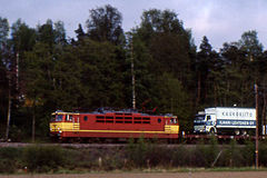 A Sr1 hauling a freight train in its second livery in 1987