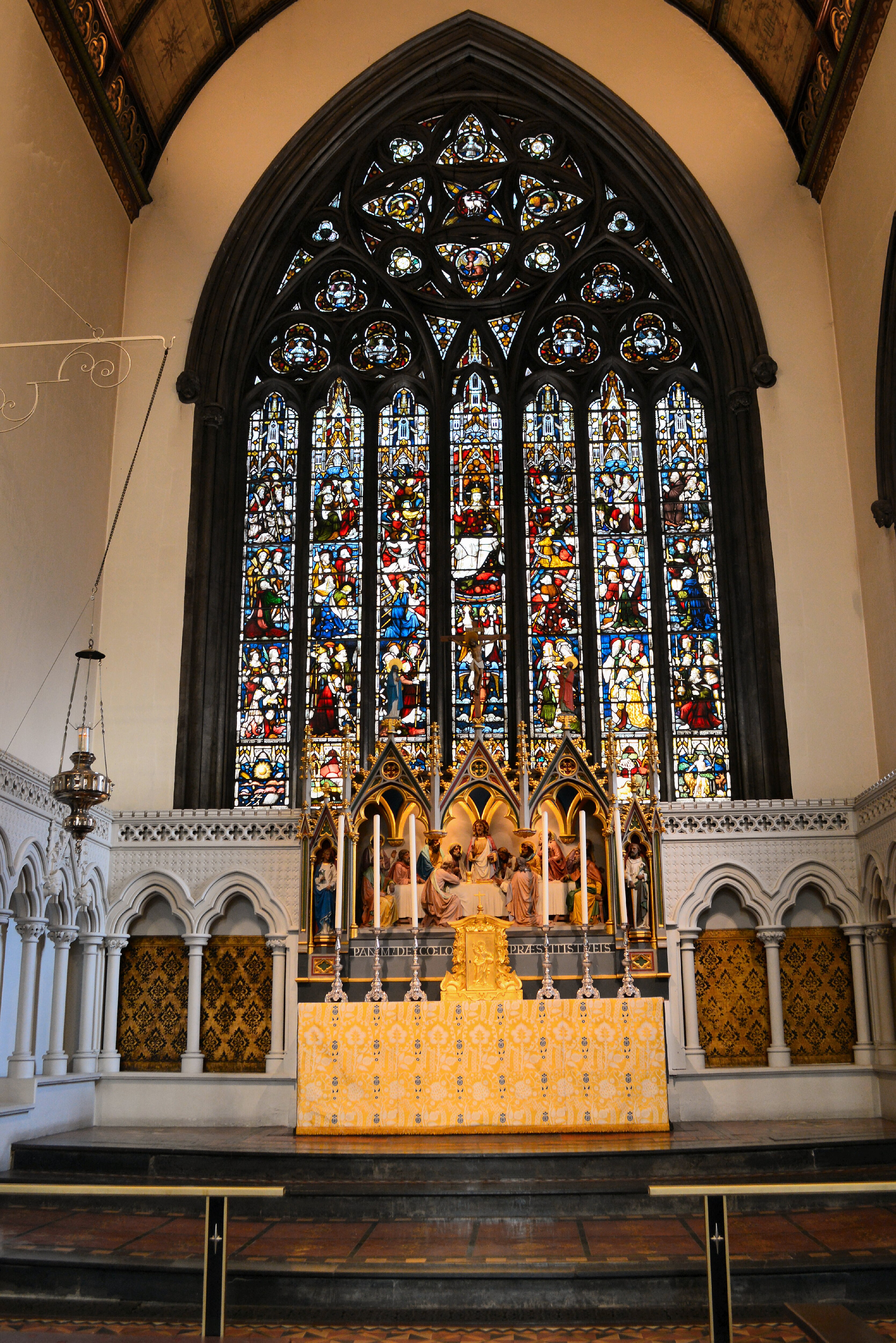 File:St Saviour's, Pimlico, sanctuary.jpg - Wikipedia