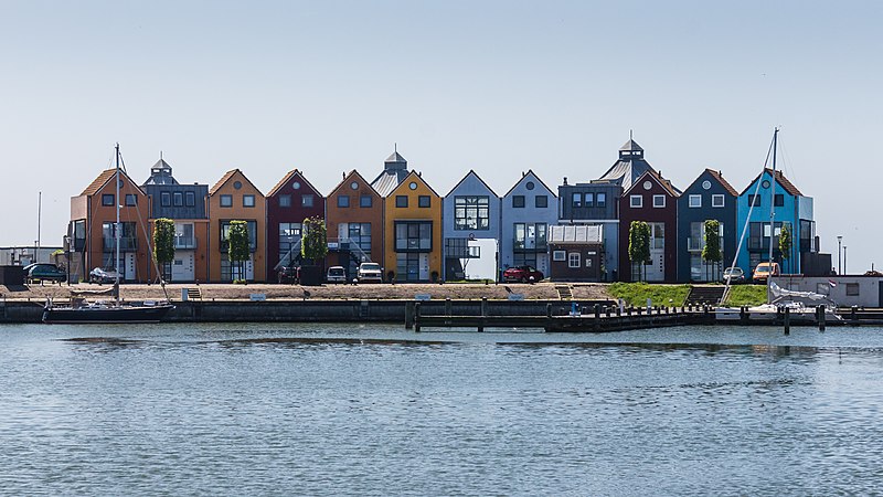 File:Stavoren. Zicht op de haven woningen aan de Havenweg. 31-05-2021 (actm.) 02.jpg